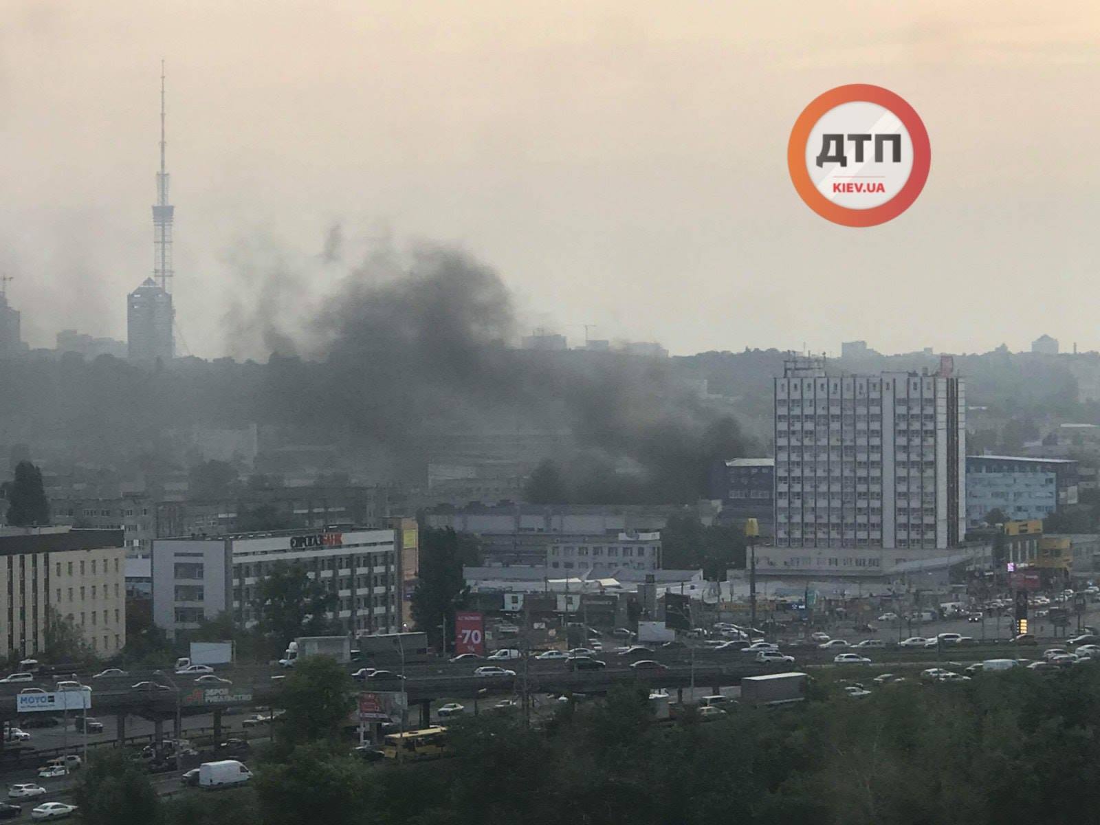 В Киеве горит здание завода Маяк, – СМИ