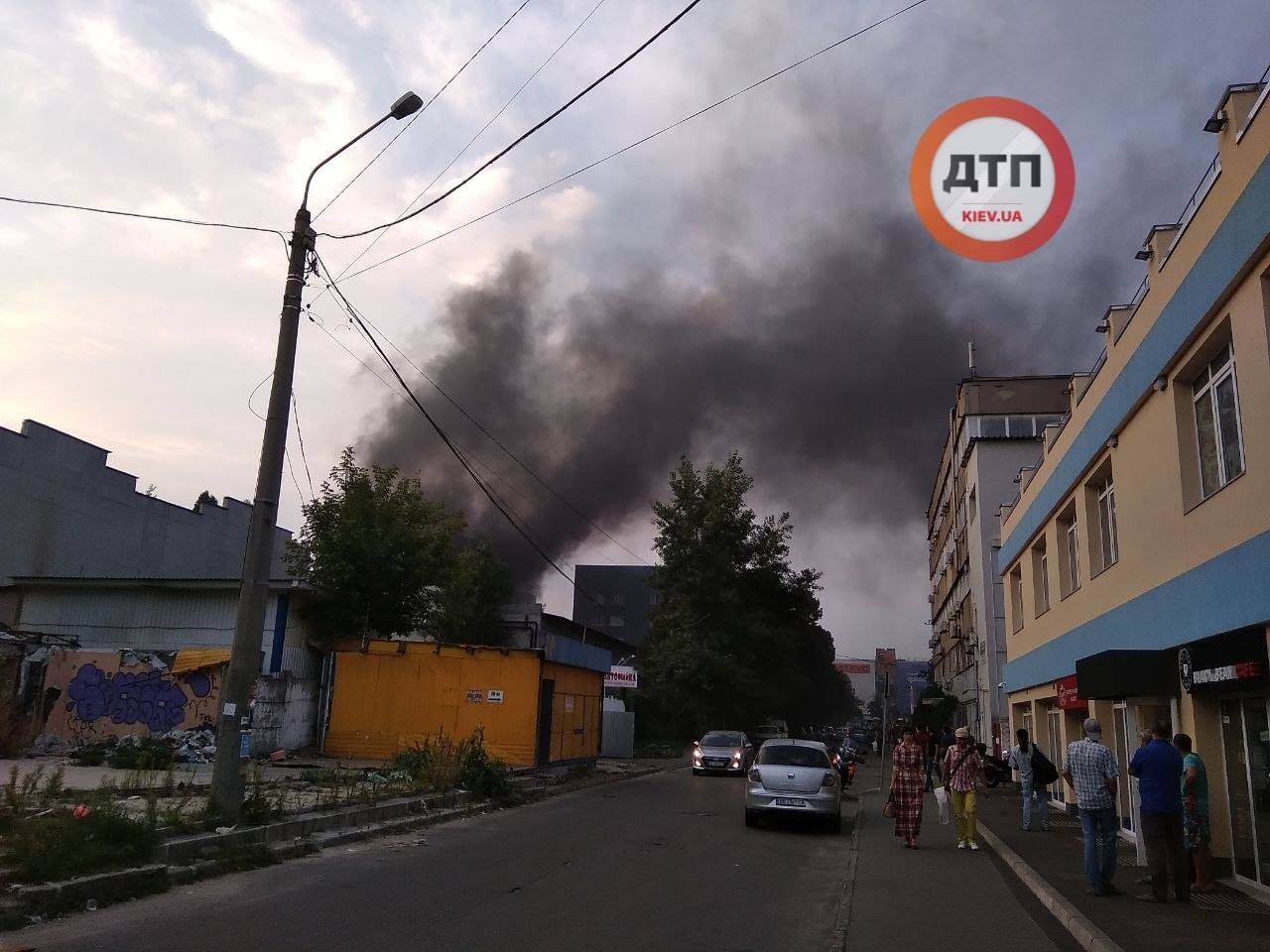 В Киеве горит здание завода Маяк, – СМИ