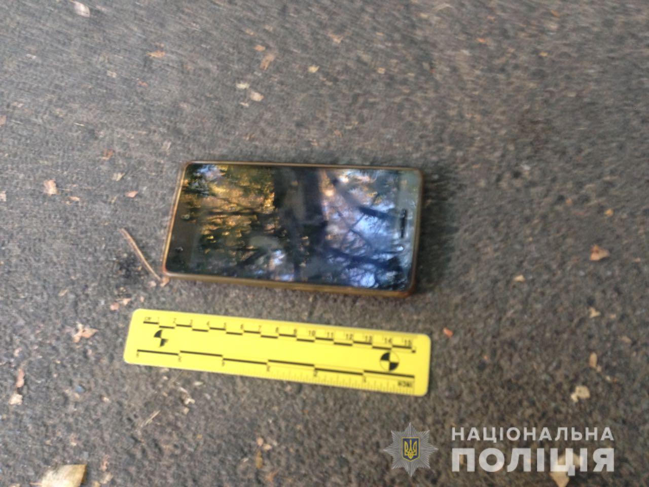 В Киеве грабитель, угрожая ножом, вынудил мужчину снять деньги в банкомате