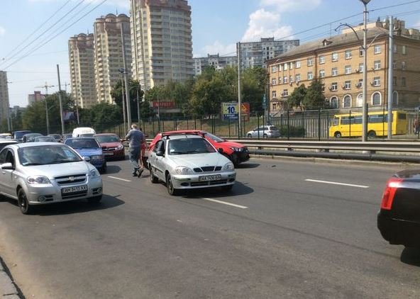 В Киеве из-за ДТП образовалась пробка на улице Борщаговской