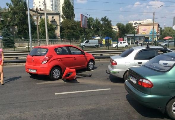 В Киеве из-за ДТП образовалась пробка на улице Борщаговской