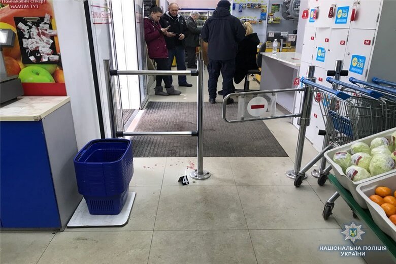 В Киеве конфликт в магазине закончился стрельбой, есть пострадавшая
