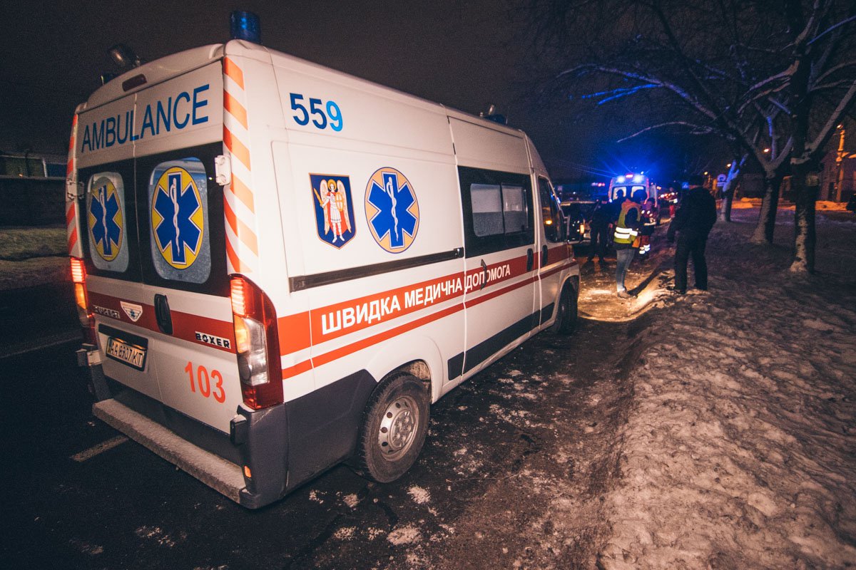 В Киеве маршрутка с пассажирами сбила пешехода и врезалась в дерево, пострадали три человека