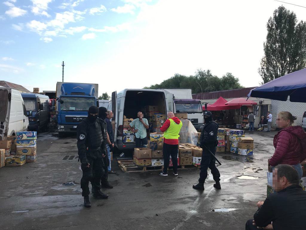 В Киеве мигранты с опасной инфекцией торговали на рынке овощами и фруктами