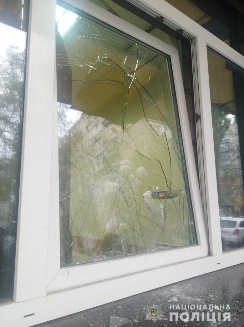 В Киеве мужчина бросал камни в окна Генпрокуратуры: Его доставили в полицию