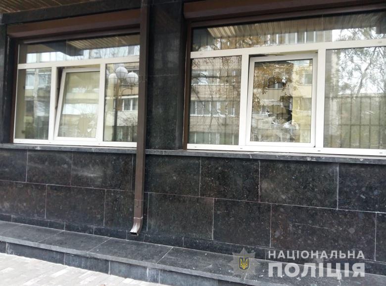 В Киеве мужчина бросал камни в окна Генпрокуратуры: Его доставили в полицию