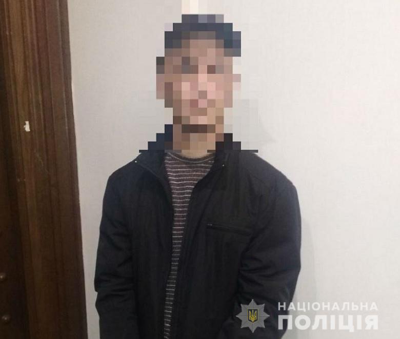 В Киеве мужчина бросал камни в окна Генпрокуратуры: Его доставили в полицию