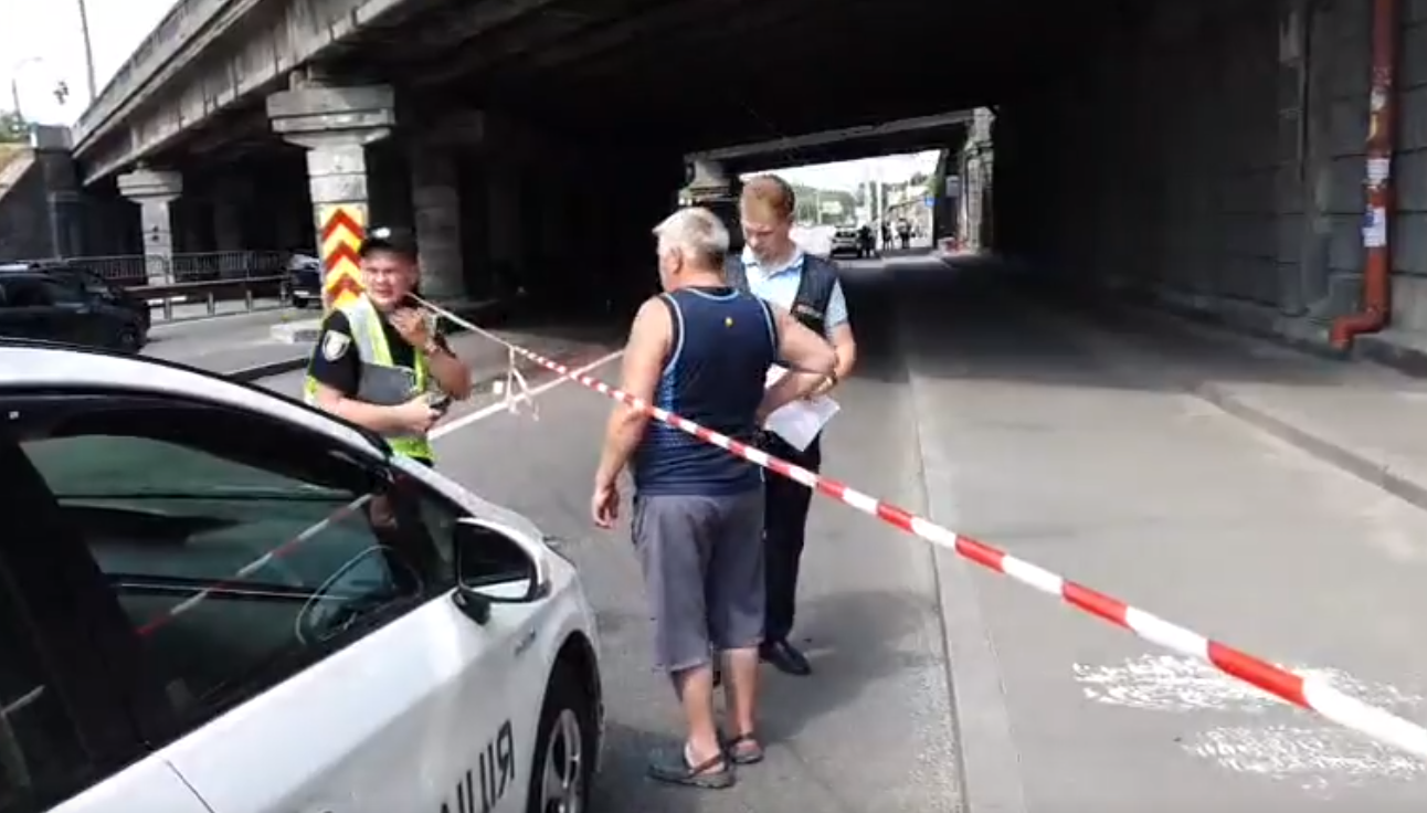 В Киеве мужчина прыгнул с моста под грузовик, в результате чего ему оторвало голову