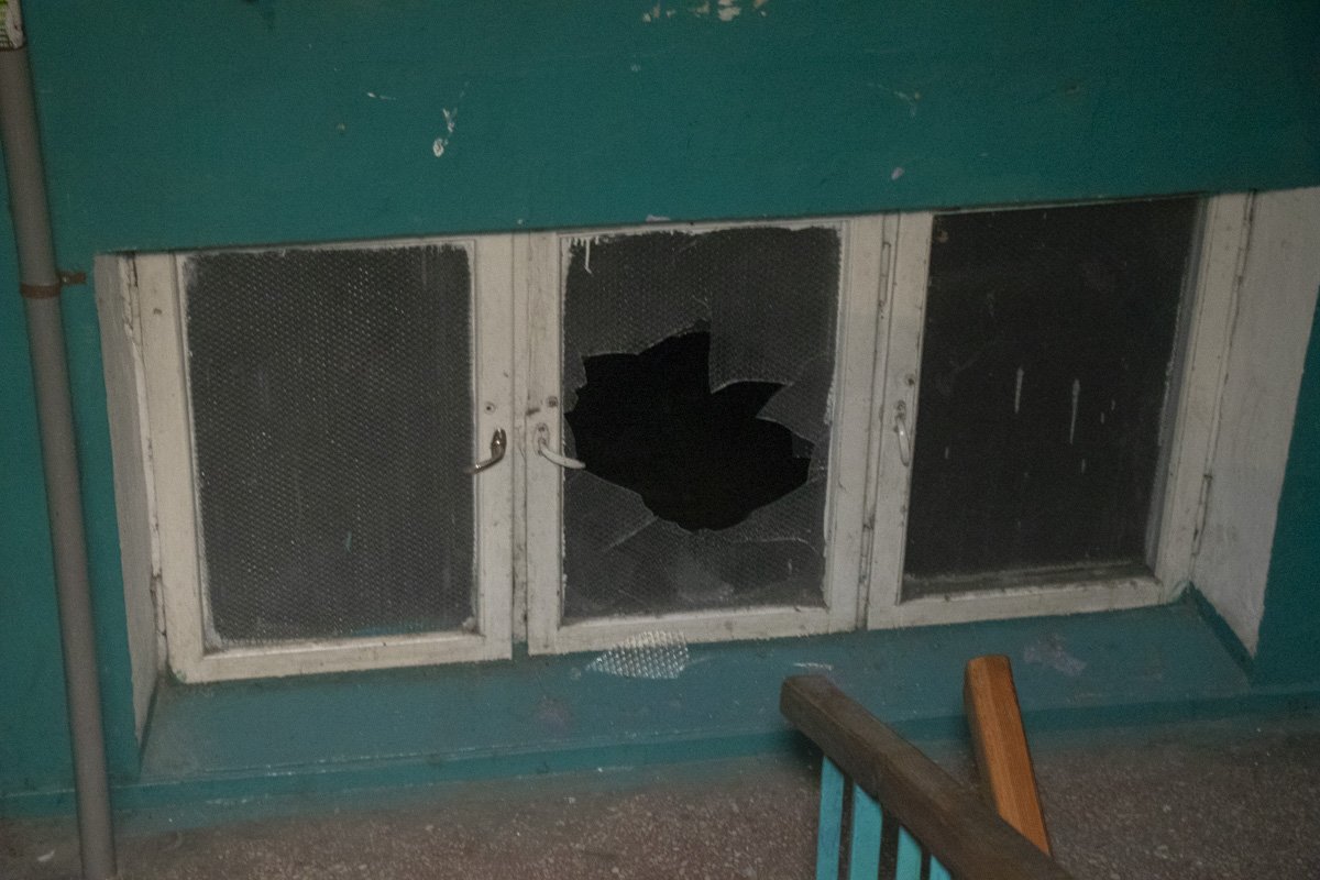 В Киеве мужчина разгромил парадное и угрожал взорвать полицейских (фото)