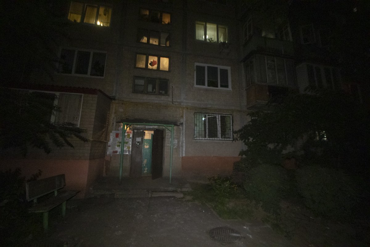 В Киеве мужчина разгромил парадное и угрожал взорвать полицейских (фото)