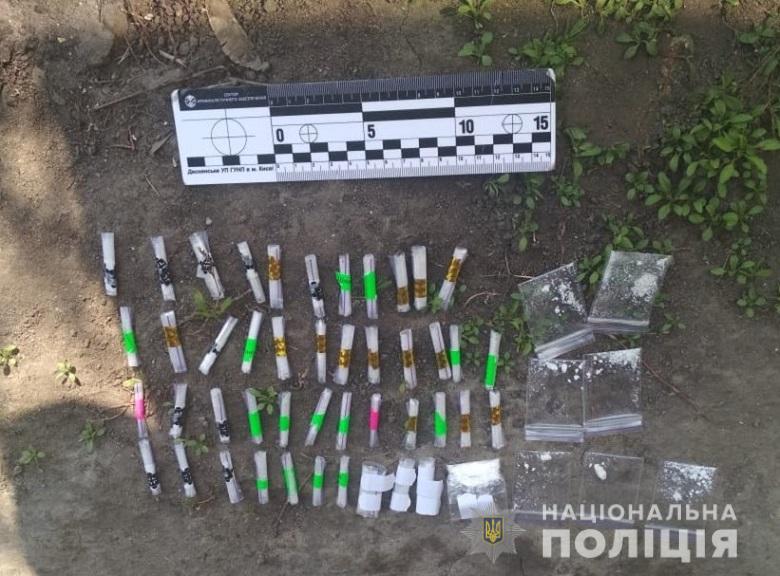 В Киеве мужчина выбросил из окна расфасованные наркотики