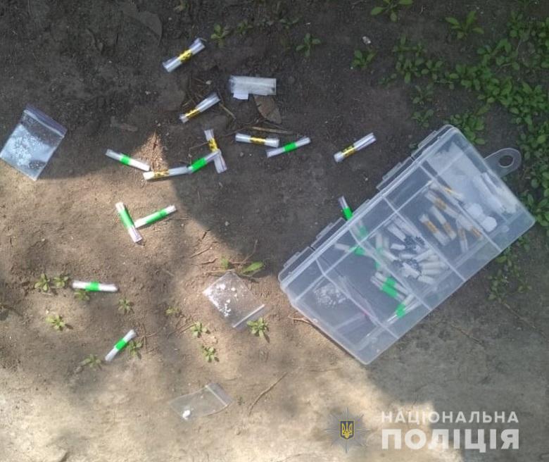 В Киеве мужчина выбросил из окна расфасованные наркотики