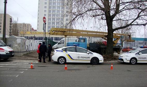В Киеве на Оболони мужчина на улице ударил топором по голове местного жителя