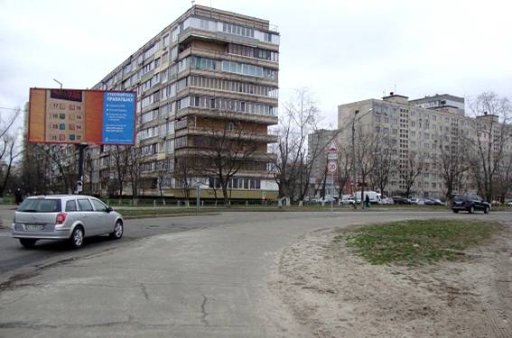В Киеве на Оболони мужчина на улице ударил топором по голове местного жителя