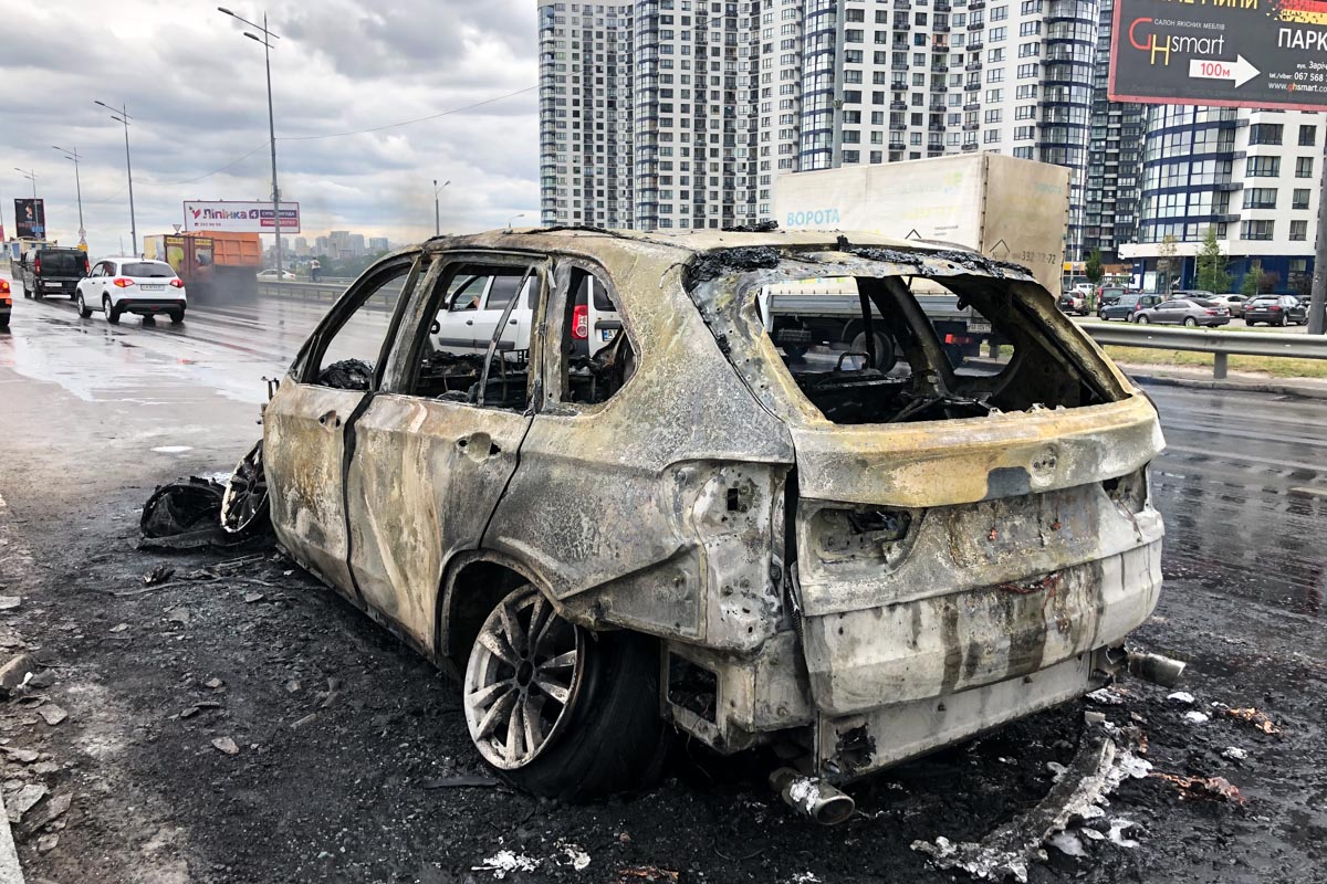 В Киеве на проспекте Бажана сгорел BMW X5: Спасатели не могли подъехать к месту аварии из-за пробки