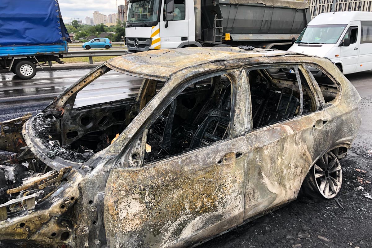 В Киеве на проспекте Бажана сгорел BMW X5: Спасатели не могли подъехать к месту аварии из-за пробки