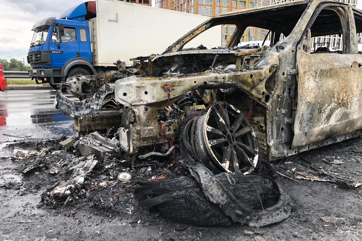 В Киеве на проспекте Бажана сгорел BMW X5: Спасатели не могли подъехать к месту аварии из-за пробки