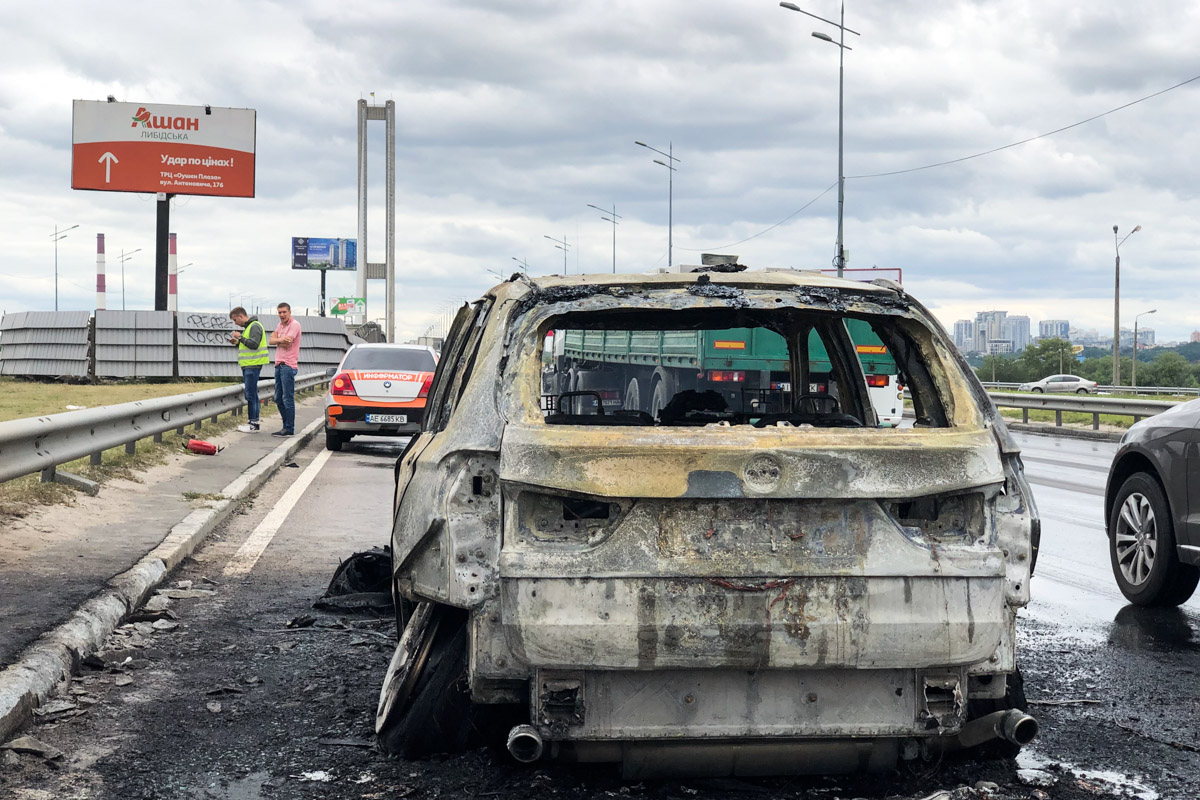 В Киеве на проспекте Бажана сгорел BMW X5: Спасатели не могли подъехать к месту аварии из-за пробки