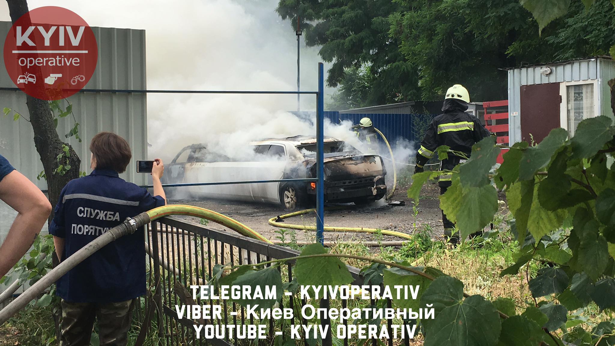 В Киеве на Виноградаре злоумышленники подожгли лимузин