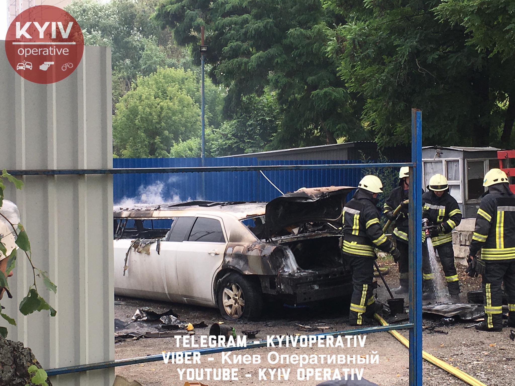 В Киеве на Виноградаре злоумышленники подожгли лимузин