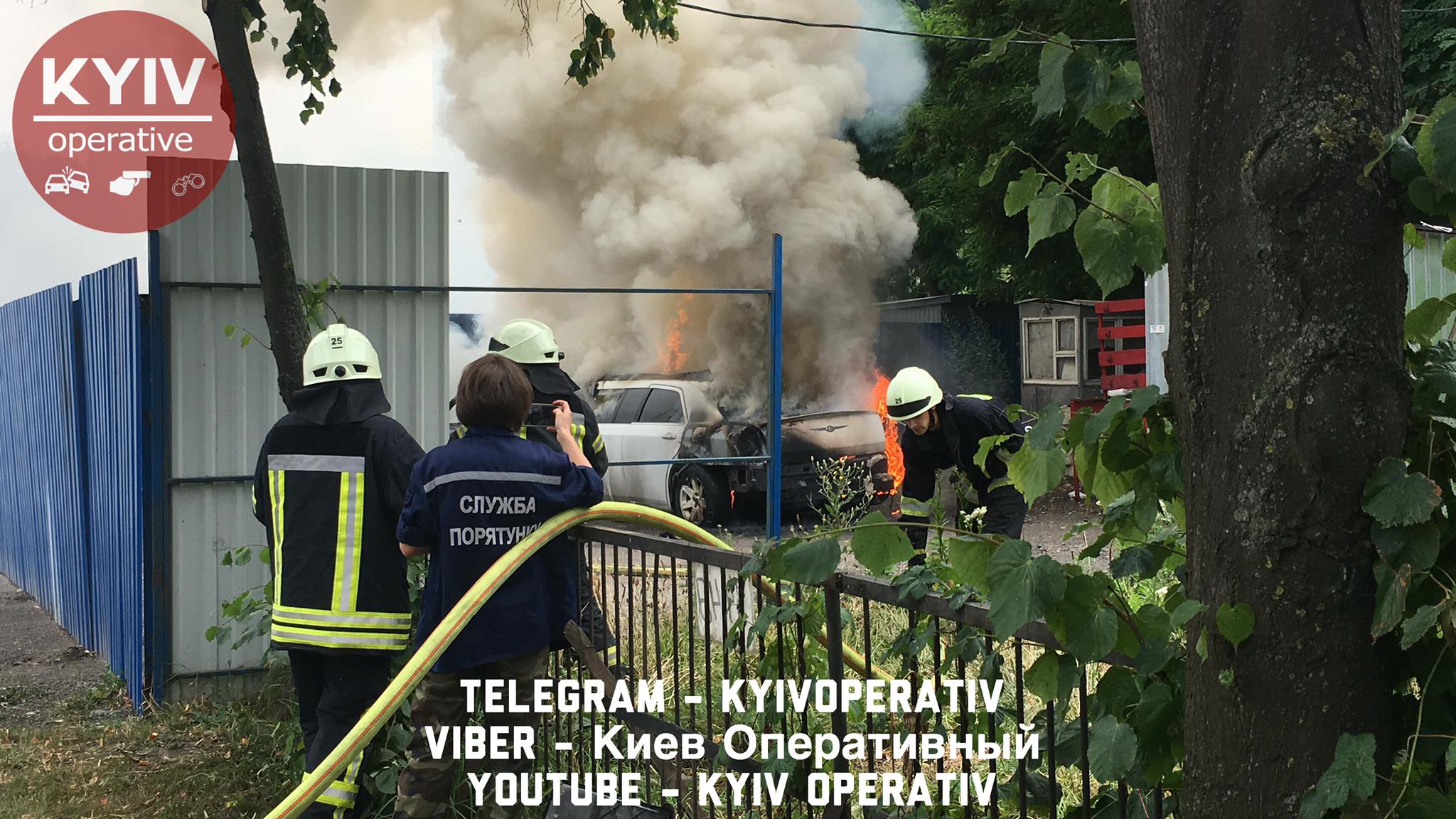 В Киеве на Виноградаре злоумышленники подожгли лимузин
