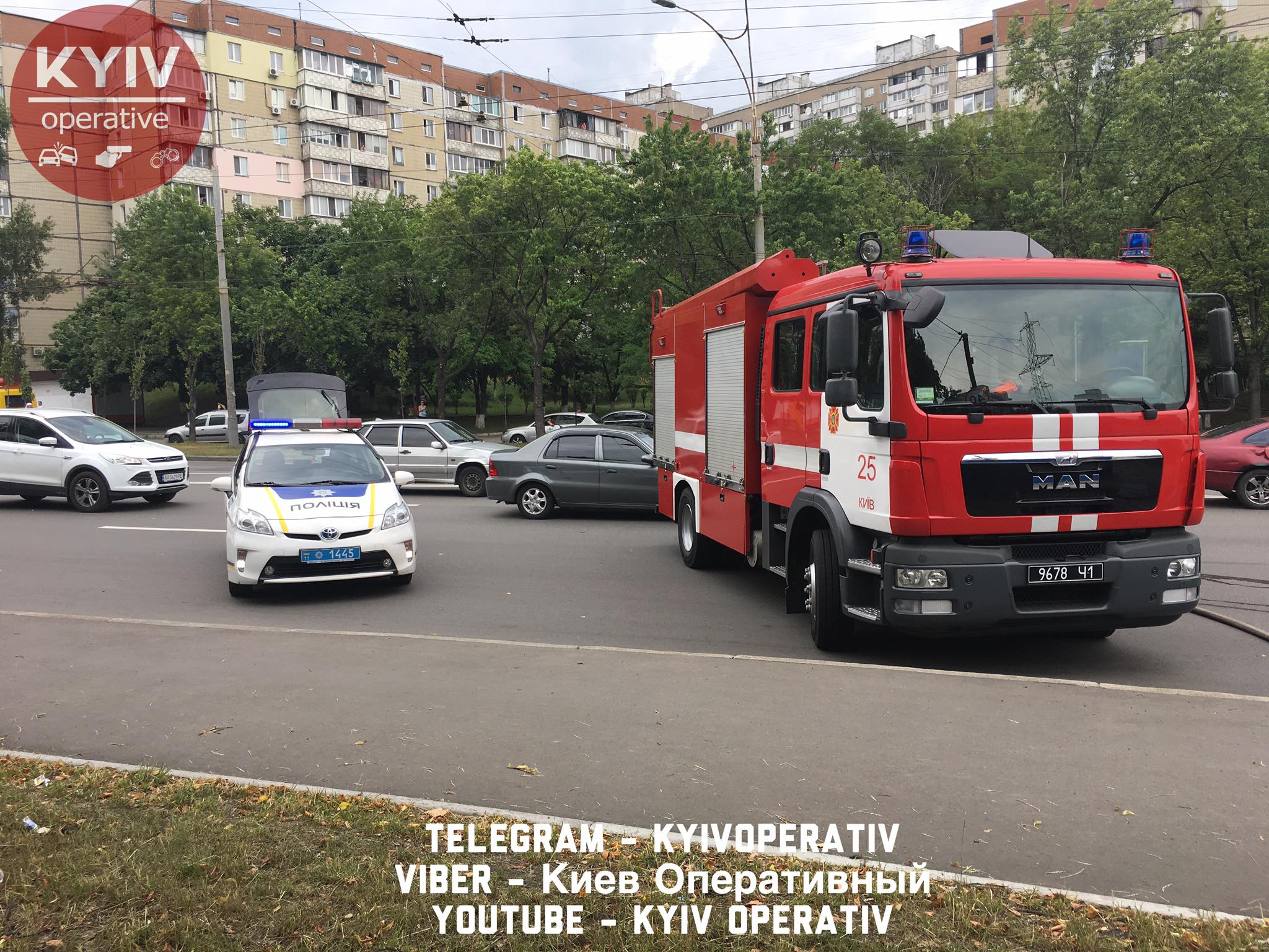 В Киеве на Виноградаре злоумышленники подожгли лимузин