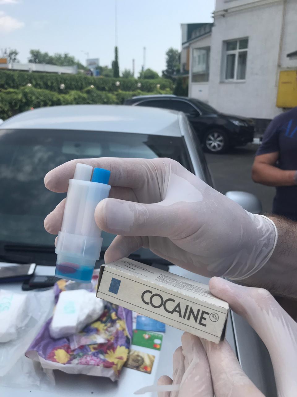В Киеве наркокурьеры пытались продать кокаин стоимостью более 1,4 млн грн