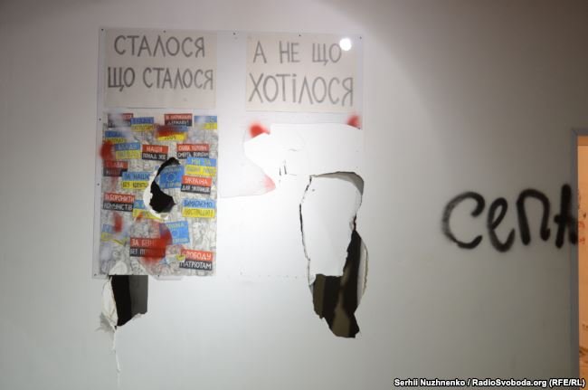 В Киеве неизвестные разгромили выставку художника Давида Чичкана