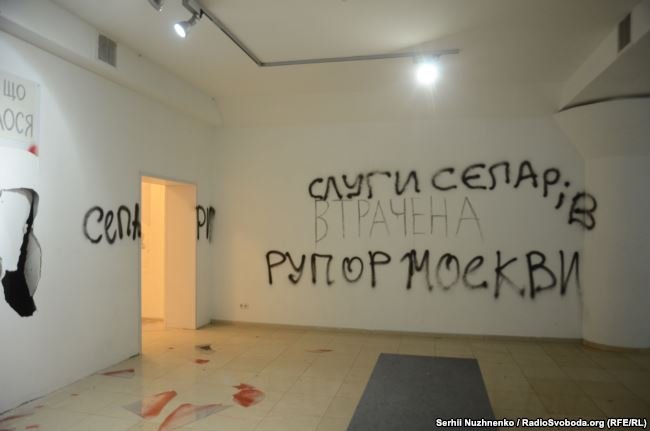 В Киеве неизвестные разгромили выставку художника Давида Чичкана
