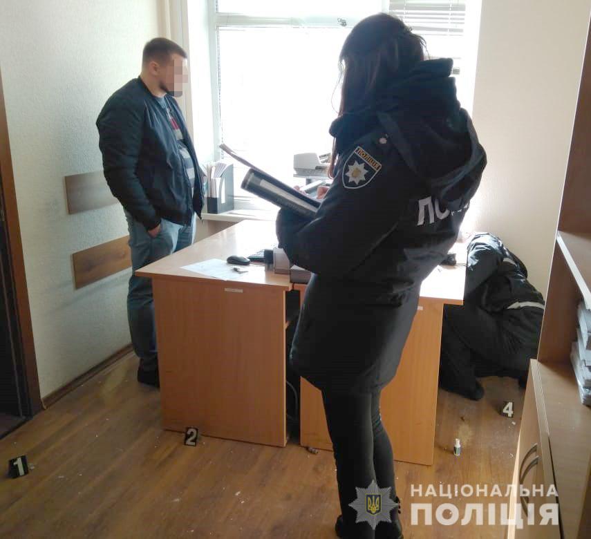В Киеве обстреляли здание Голосеевского суда
