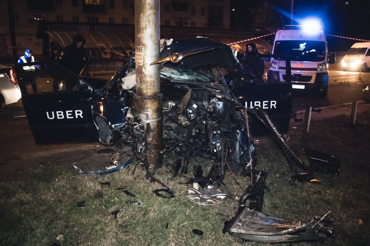 В Киеве пьяный водитель Uber врезался в столб: пассажир в тяжелом состоянии