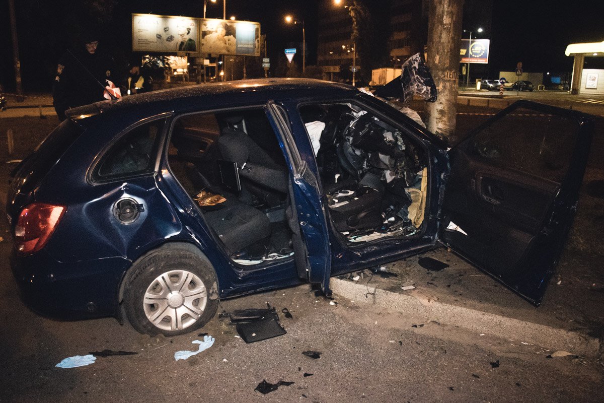 В Киеве пьяный водитель Uber врезался в столб: пассажир в тяжелом состоянии