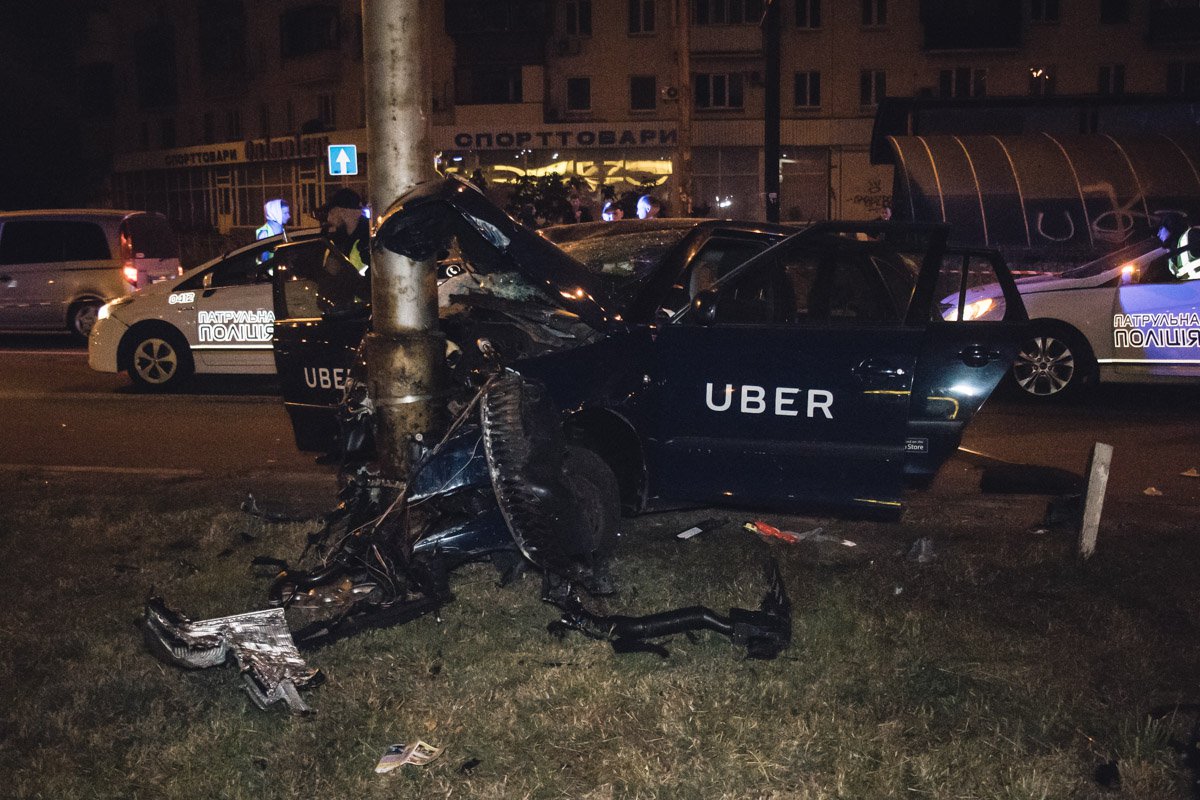 В Киеве пьяный водитель Uber врезался в столб: пассажир в тяжелом состоянии