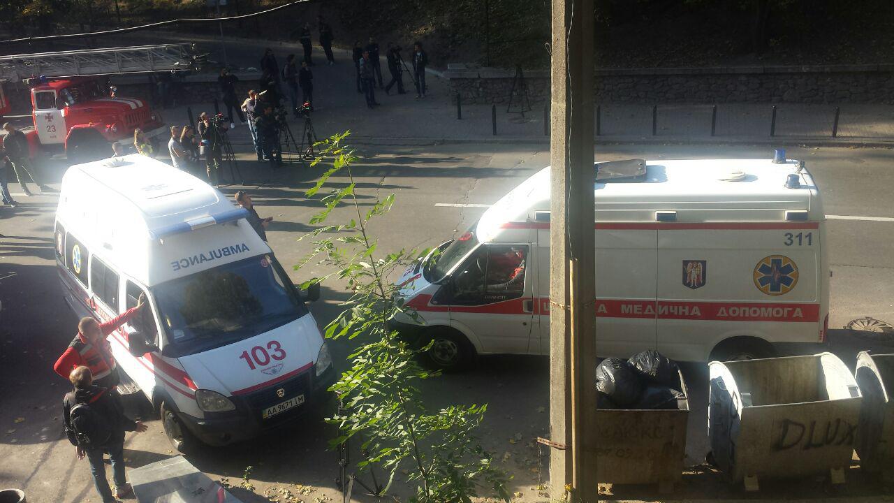В Киеве перекрыли Парковую дорогу из-за мужчины, который угрожает прыгнуть с Моста влюбленных