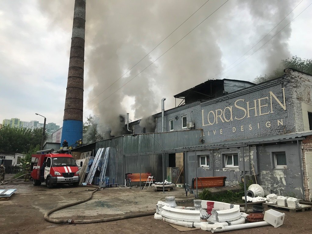В Киеве произошел пожар в промзоне, движение по улице Максимовича перекрыто