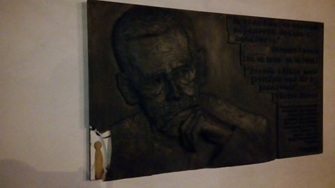 В Киеве разрушили мемориальную доску Вацлаву Гавелу