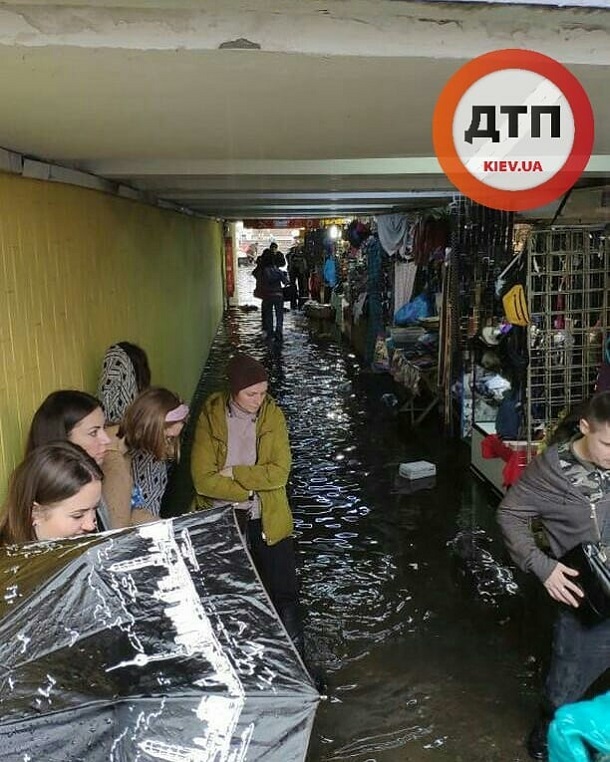 В Киеве сильный ливень затопил улицы (ФОТО, ВИДЕО)