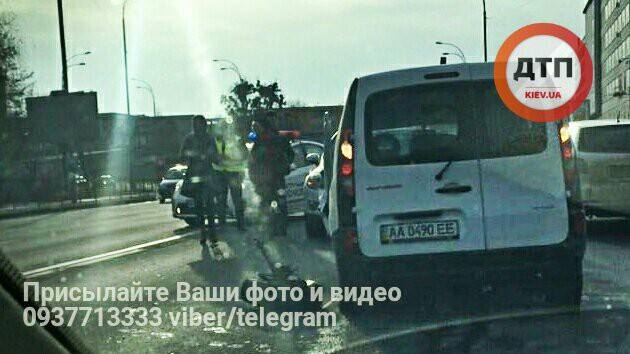 В Киеве столкнулись две иномарки, есть пострадавшие