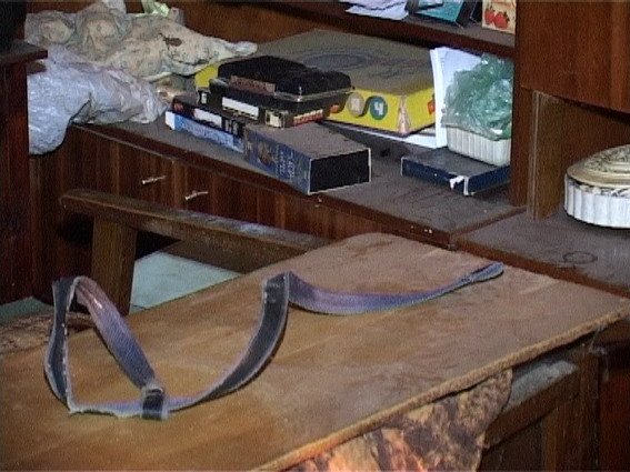 В Киеве в квартире мужчина повесился на люстре, на полу полиция обнаружила мумифицированное тело его матери