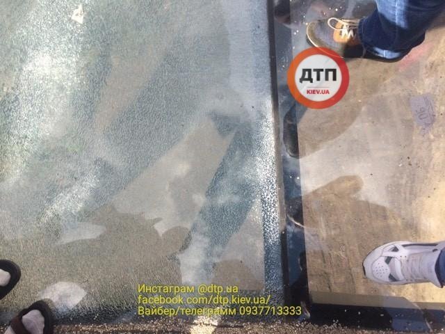 В Киеве вандалы разбили стекло нового моста с прозрачным полом