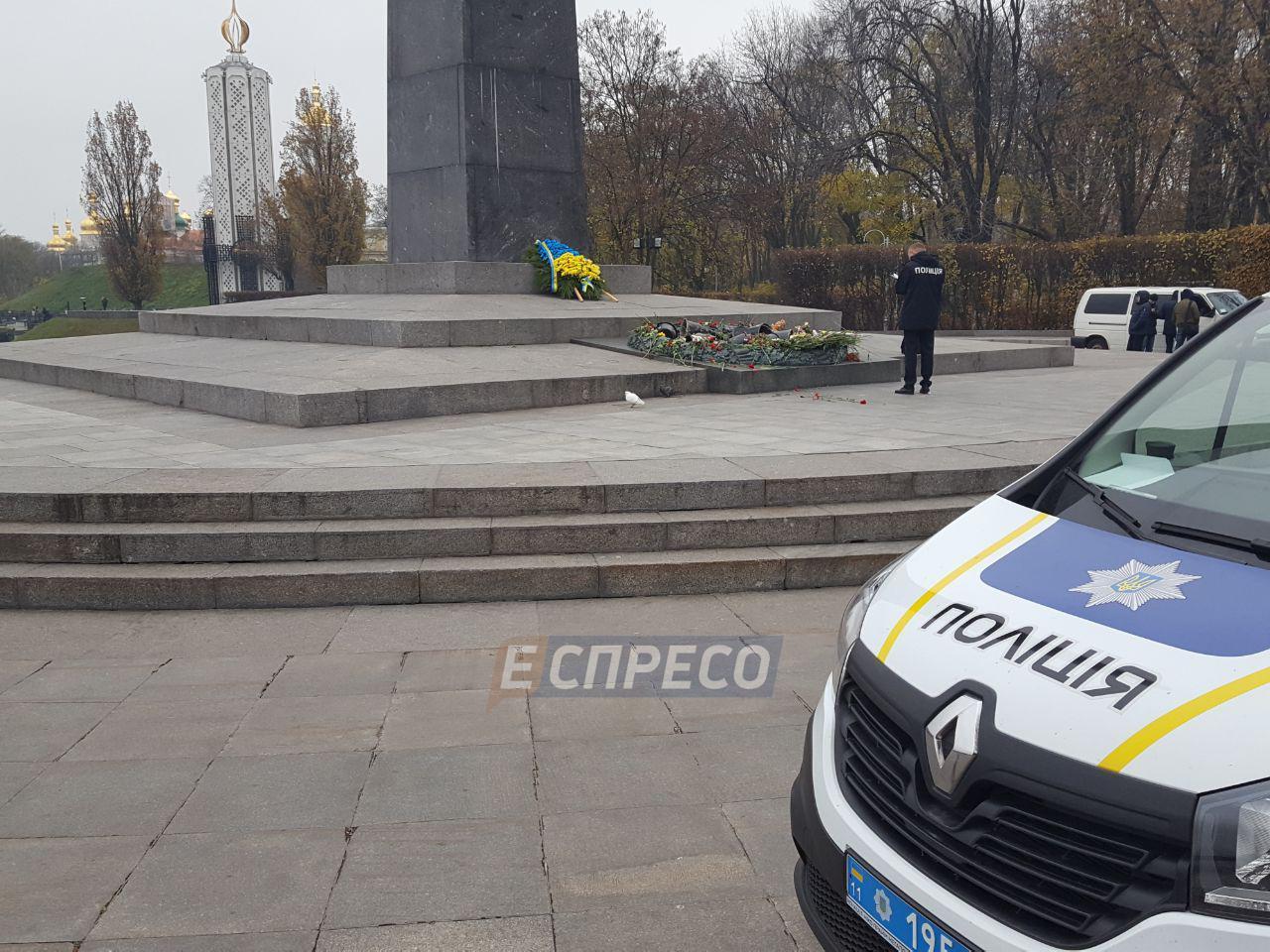 В Киеве вандалы залили цементом Вечный огонь