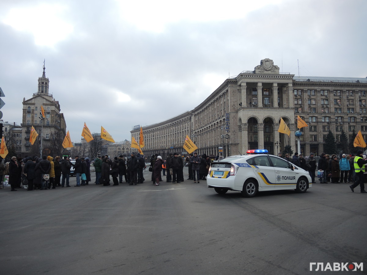 В Киеве вкладчики Михайловского перекрыли Крещатик