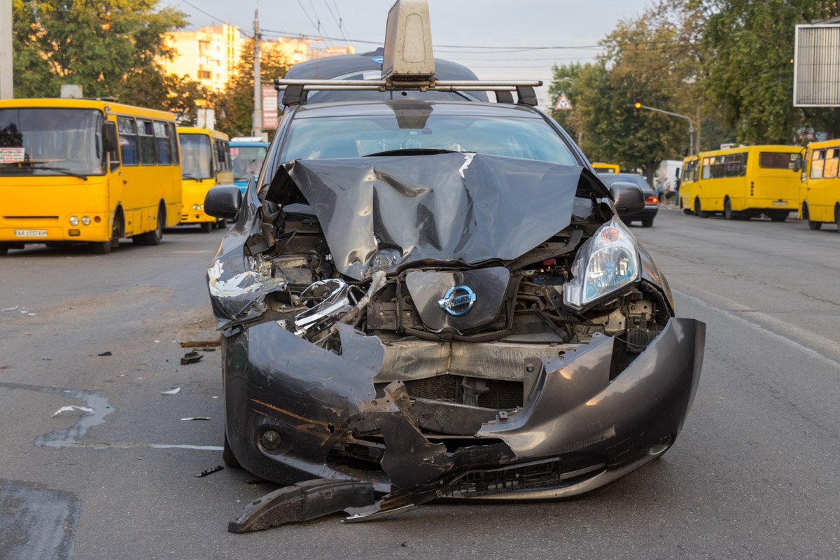 В Киеве водитель такси Uber с пассажиркой протаранил маршрутку