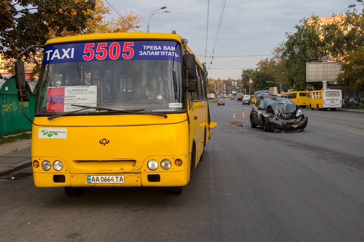 В Киеве водитель такси Uber с пассажиркой протаранил маршрутку
