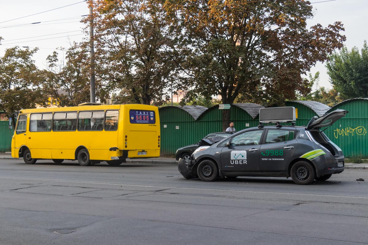 В Киеве водитель такси Uber с пассажиркой протаранил маршрутку