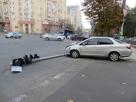 В Киеве вор, пытаясь скрыться с места преступления на автомобиле, сбил светофор