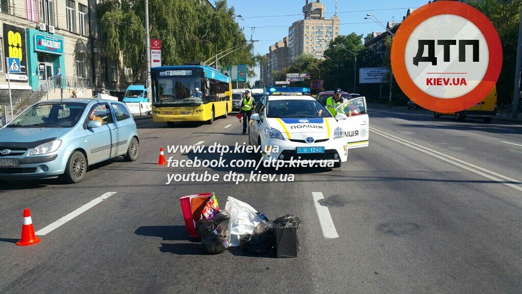 В Киеве возле станции метро Шулявская мотоциклист насмерть сбил пешехода