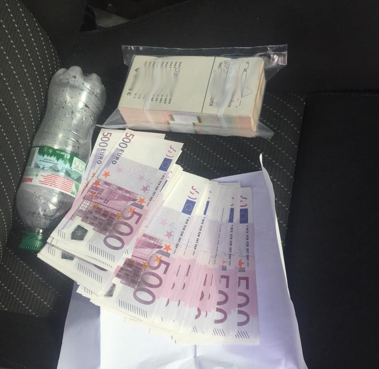 В Киеве задержали банду фальшивомонетчиков, которые пытались сбыть 25 тыс. поддельных евро (ФОТО)