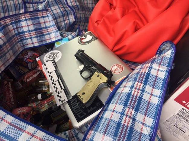 В Киеве задержали двух злоумышленников, с игрушечным пистолетом ограбивших магазин
