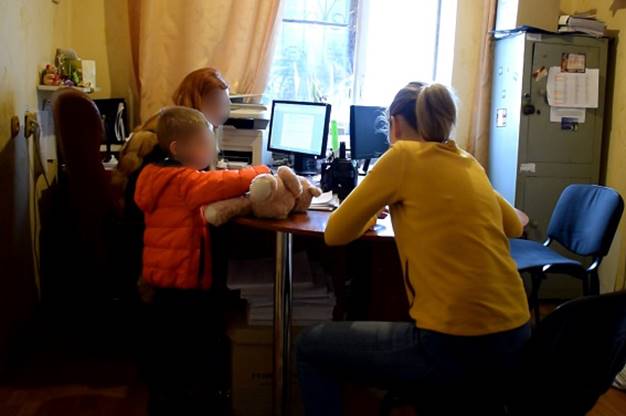 В Киеве женщина пыталась промыть желудок 4-летней дочери, после чего избила ее, ребенок госпитализирован